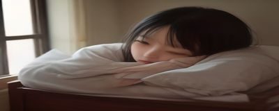 法律书籍与键盘并排放置，象征网络安全法律科普主题